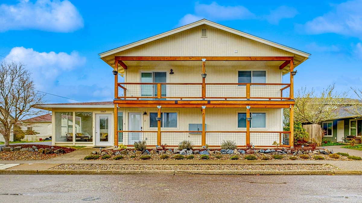 Florence Condo | Spacious multi-unit coastal getaway, close to the river and downtown, with WiFi