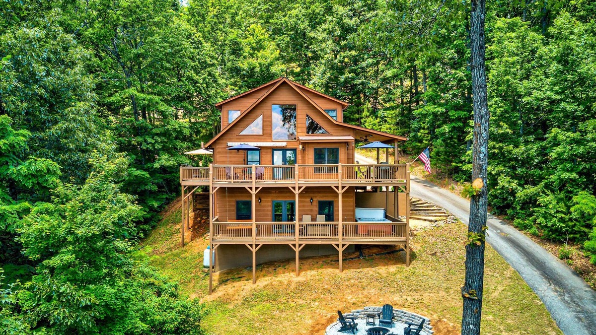 Indian Rock Springs Cabin | Spacious Murphy Chalet w/Hot Tub: Mtn Views!