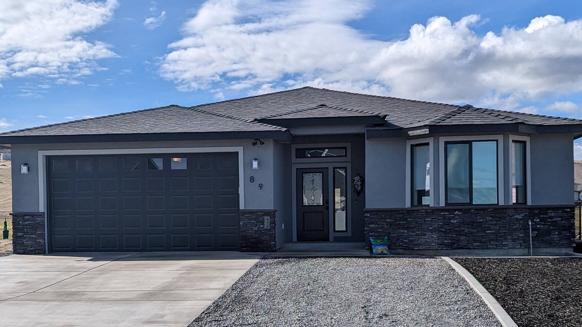 Moses Lake House | Spacious New Custom Home near Potholes Reservoir