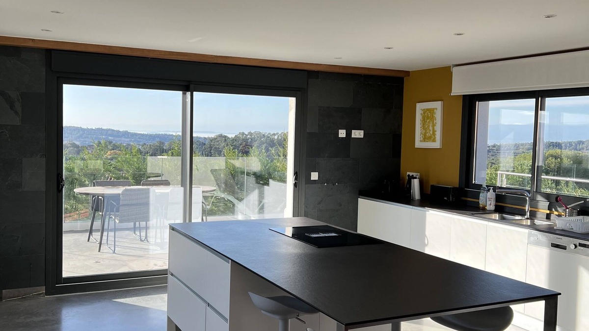 Bedoin House | Spacious new villa in private location near village