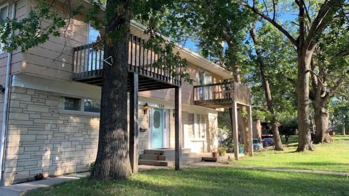 Cedar Rapids Apartment | Spacious Newly remodeled 2 bedroom with natural sunlight.