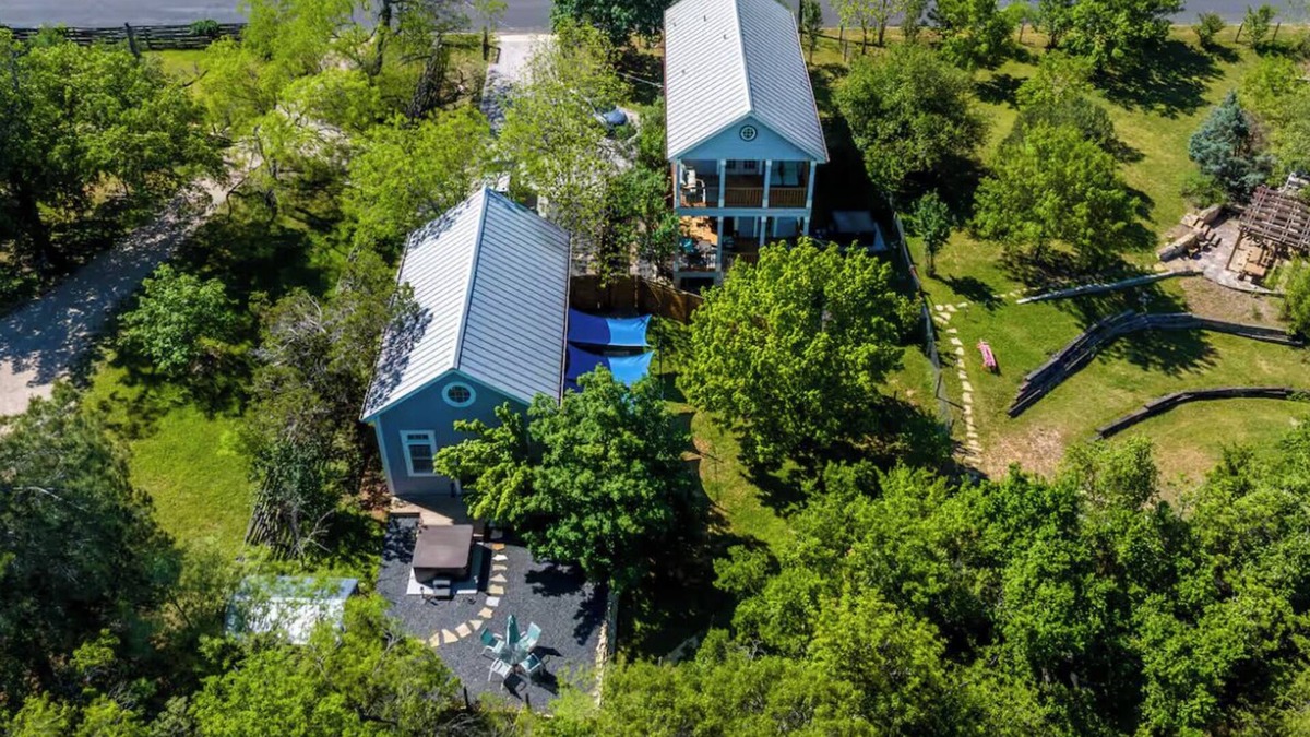 Fredericksburg House | Spacious Oasis l Hot Tub, Pet Friendly, 1.2+ Acres, Near Main St - Sleeps 12!