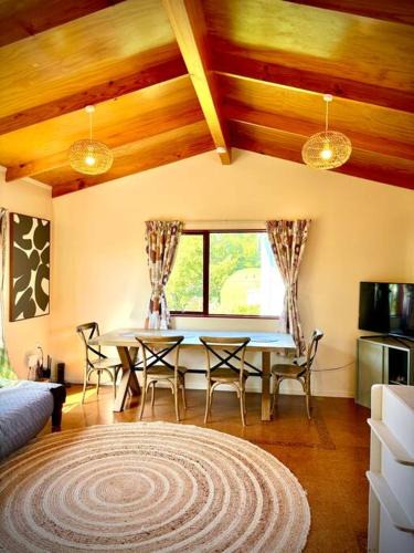 Takaka House | Spacious one bedroom guesthouse close to town