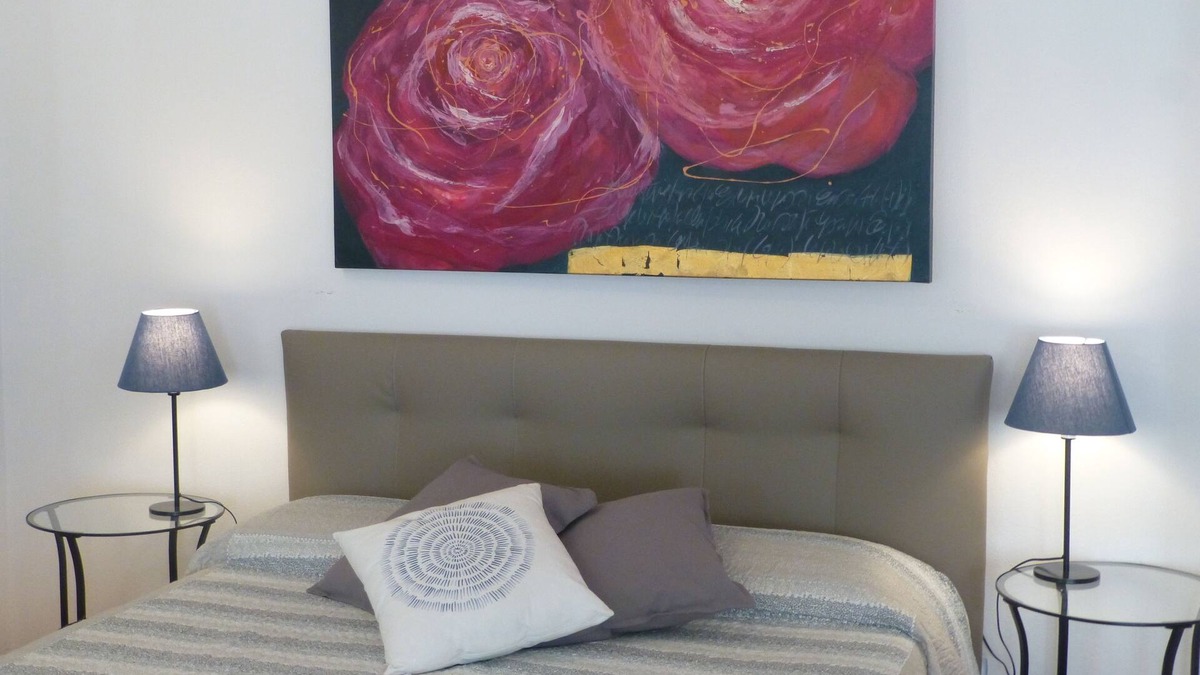 Historic Centre Apartment | Spacious open space in the pedestrian area with a separate kitchen