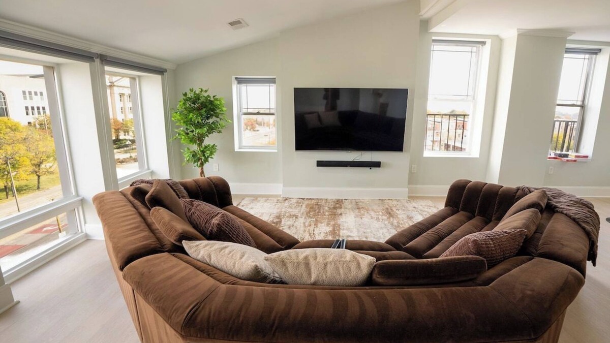 Downtown Baltimore Apartment | Spacious PennStation Downtown Penthouse W/Parking
