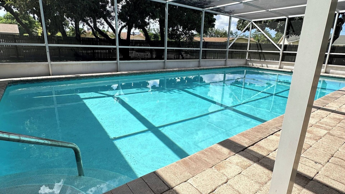 Palm Beach - West Palm Beach House | Spacious Pool Home for 10!, Luxurious 4 Bedroom Oasis, Perfect for Large Groups