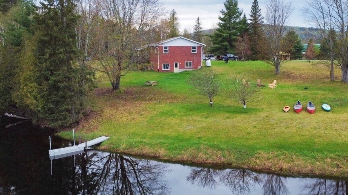 Brudenell Cottage | Spacious & Private Waterfront Cottage Near Barrys Bay & Algonquin Park