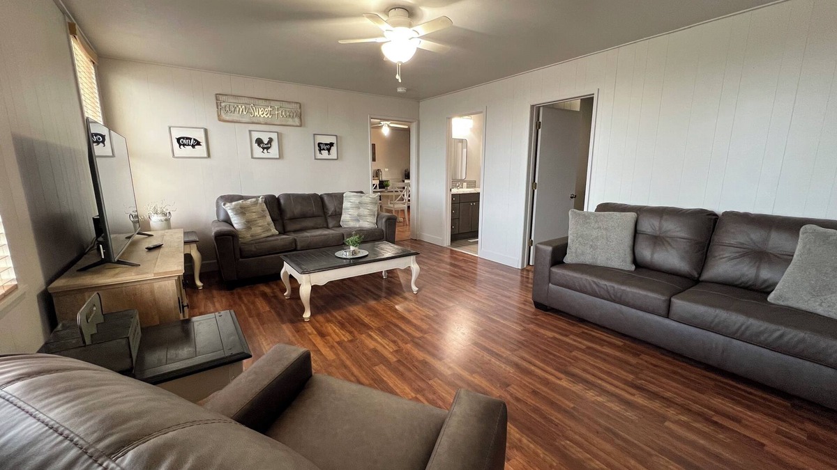 Finley House | Spacious Private Country Getaway!