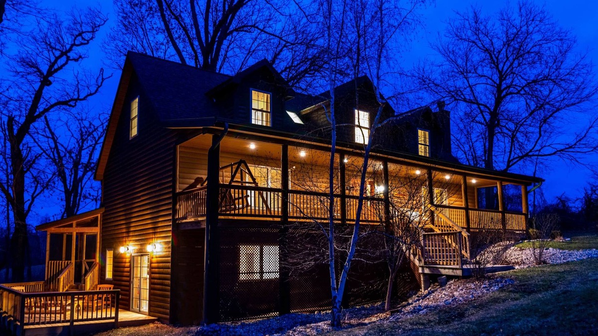 The Galena Territory House | Spacious! Private Hot Tub and Fire Pit, Great Games! Close to Shopping and Food!