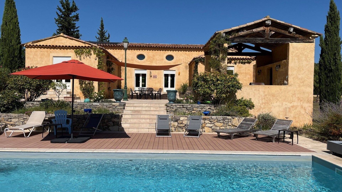 Villecroze Hotel | Spacious Provencal style villa with pool