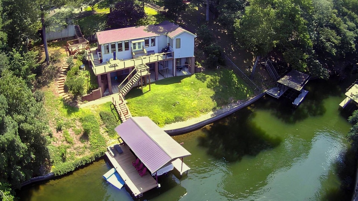 Muscle Shoals House | Spacious Quaint Two Kings Boathouse 8 miles to RTJ