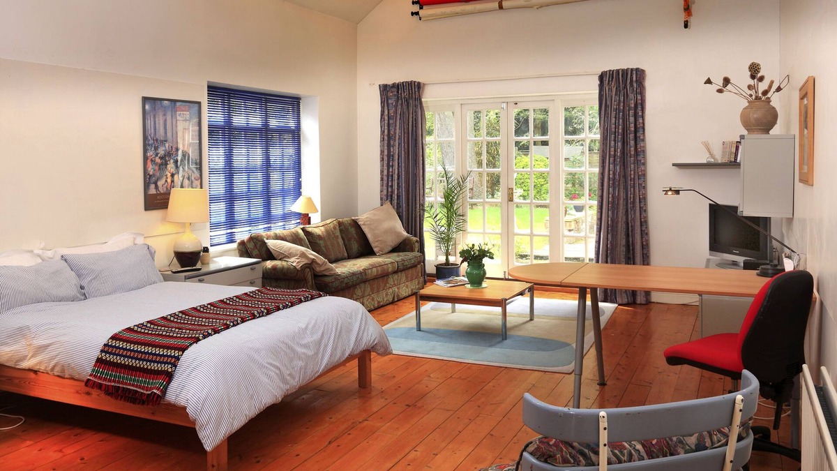 Mortlake Apartment | Spacious Quiet Super Large Studio Richmond Park in London