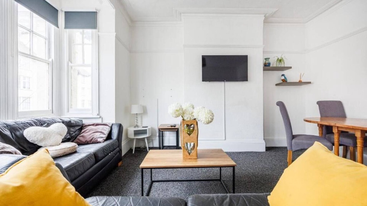 Southend-on-Sea Apartment | Spacious & Radiant 2BR City Centre Nr High St by Everhome Ltd