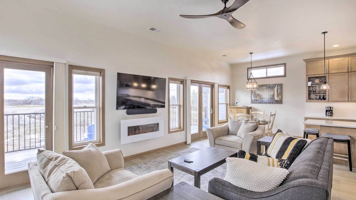 Pipe House | Spacious Recently Built Home < 1 Mi to Lake!