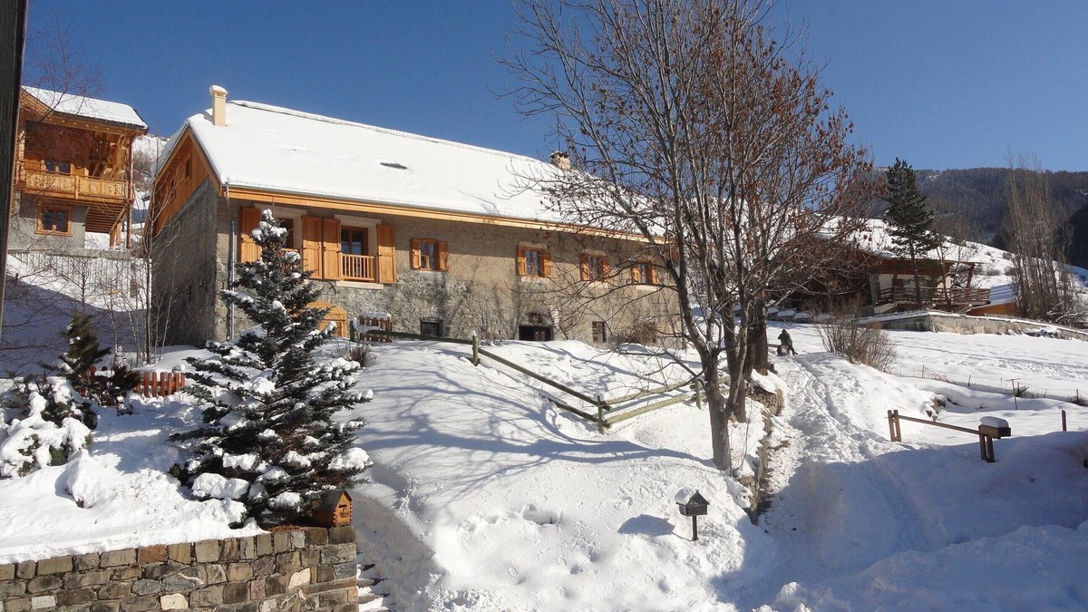 Vars Apartment | Spacious renovated apartment in an old sheepfold - "Coup de Cœur" guaranteed
