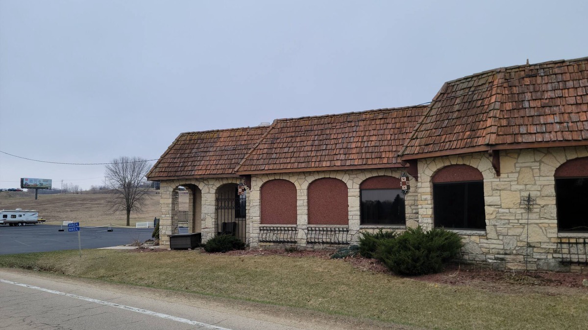 Dyersville House | Spacious renovated restaurant with plenty space and close to The Field of Dreams
