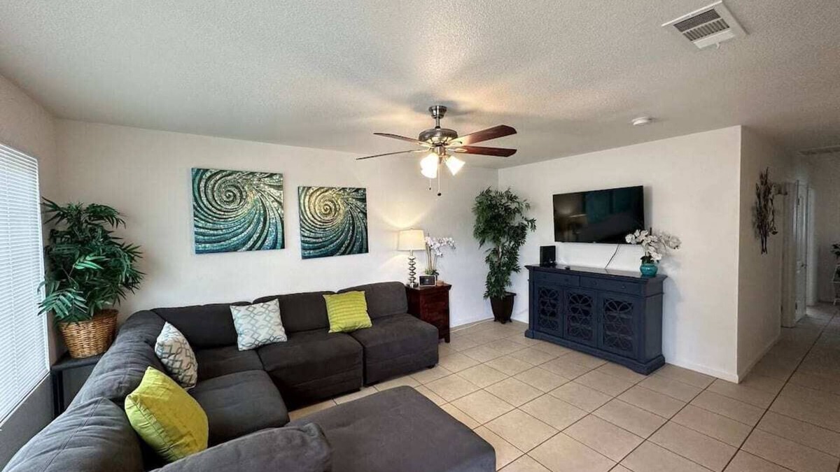 Hanford House | Spacious Retreat 4 Bdr House!