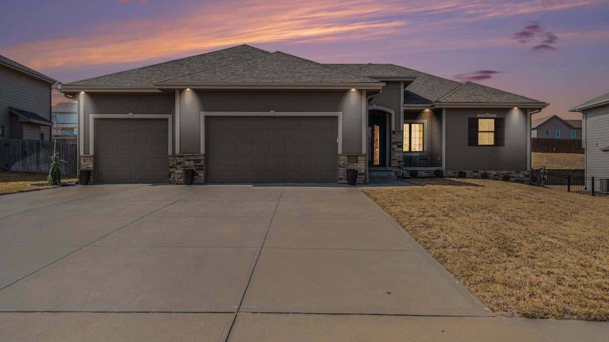 Millard House | Spacious Retreat in West Omaha 2 King 3 Queen Beds