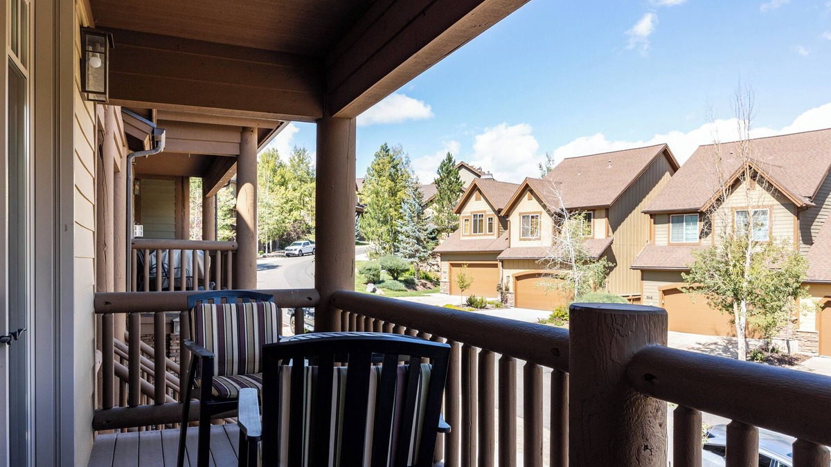 Canyon Links House | Spacious Retreat: Sleeps 7, Minutes to Skiing, Private Hot Tub, Scenic Views, Ultimate Relaxation!