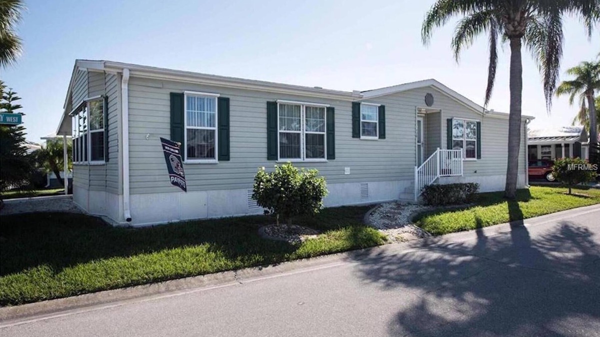 Maple Leaf House | Spacious Retreat with Tons of Activities! - Over 55 Only