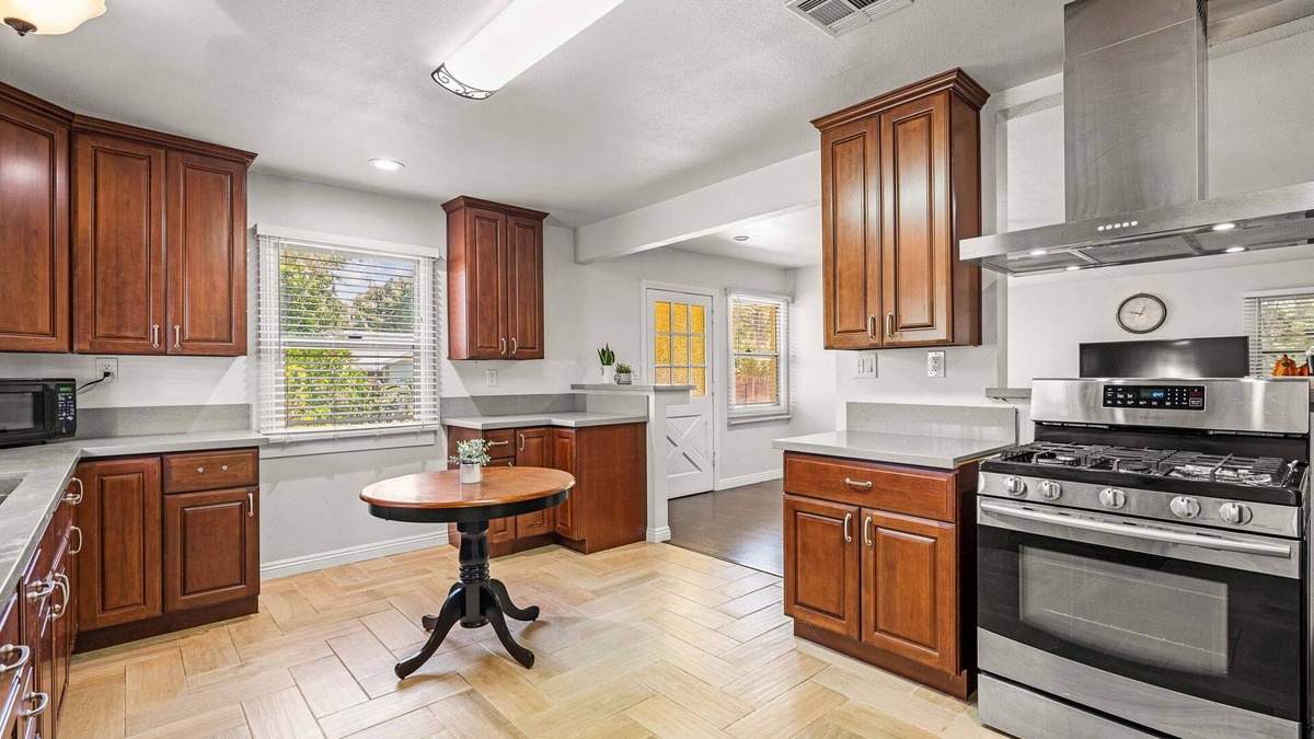 East Pasadena House | Spacious Retreat w Large Kitchen Outdoor Patio