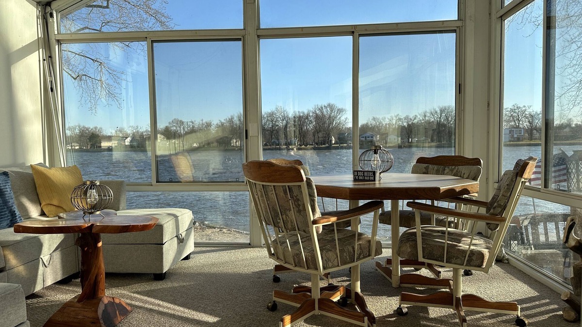 Quad Cities House | Spacious River Ranch w/Dock!