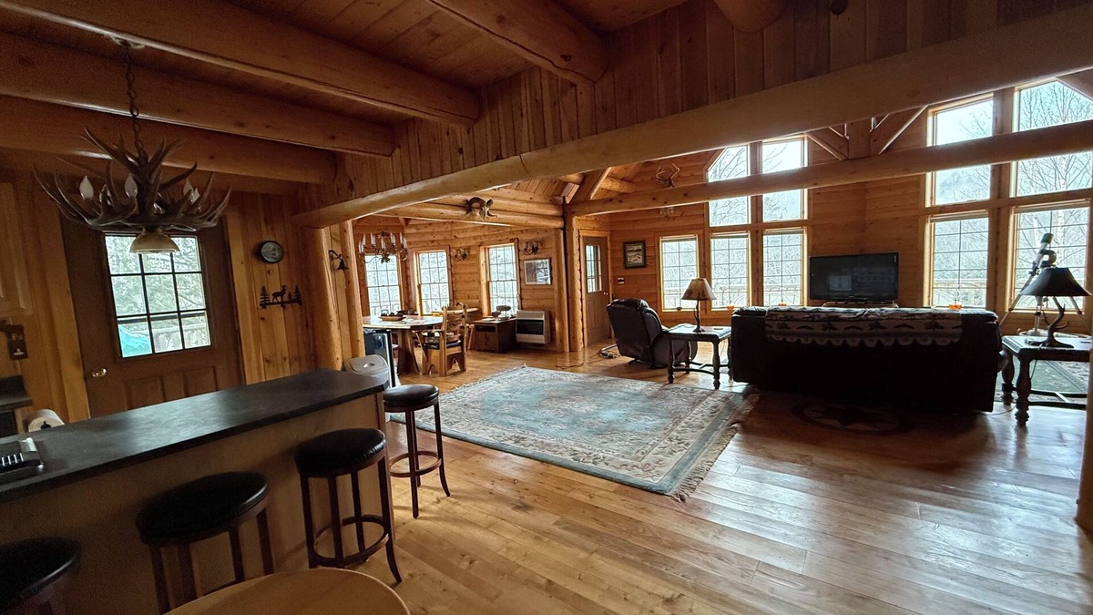Kingfield House | Spacious Riverside Cabin Near Sugarloaf – Perfect for Family Getaways