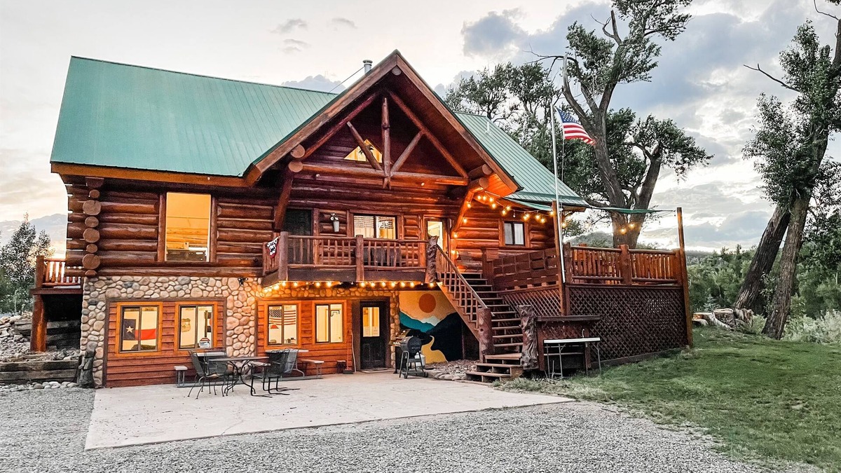 South Fork House | Spacious riverside Lodge Book now for winter