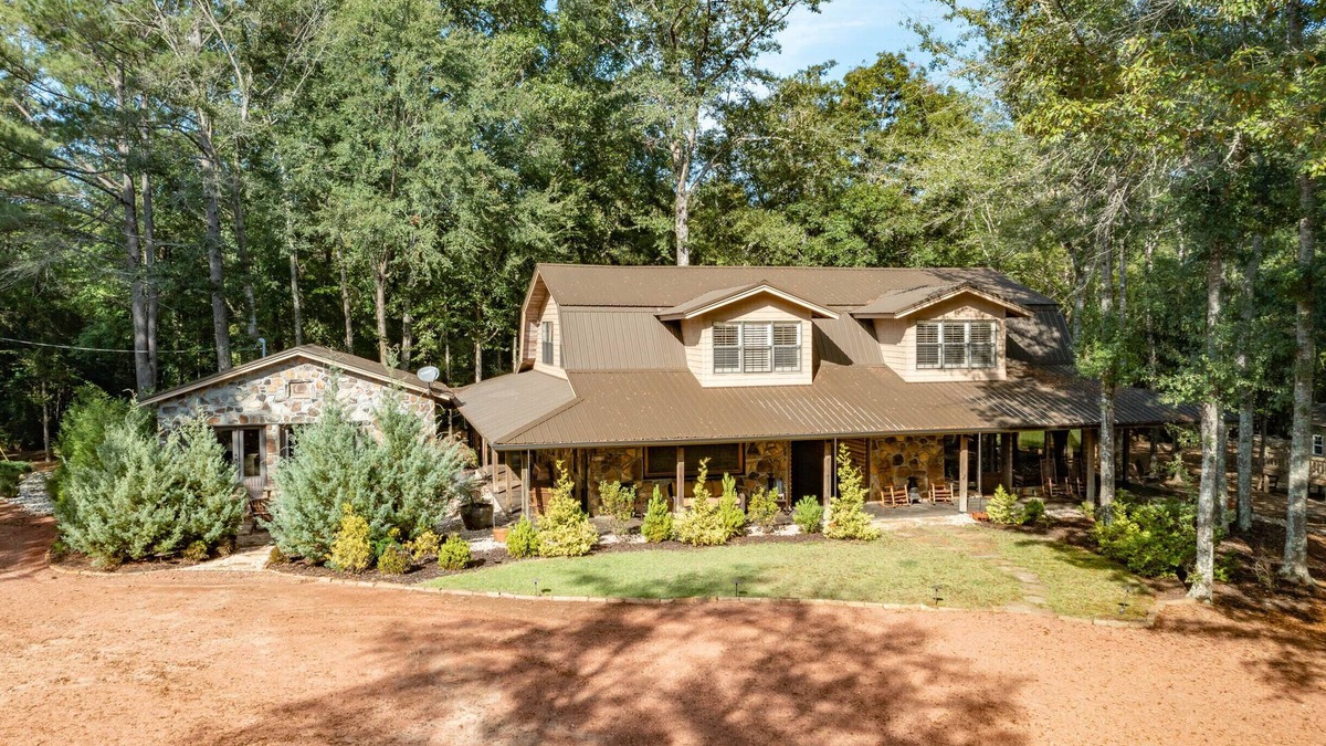 Clinton Cabin | Spacious Riverside Lodge on 370 acres near Tuscaloosa, 8 bedrooms - sleeps 15