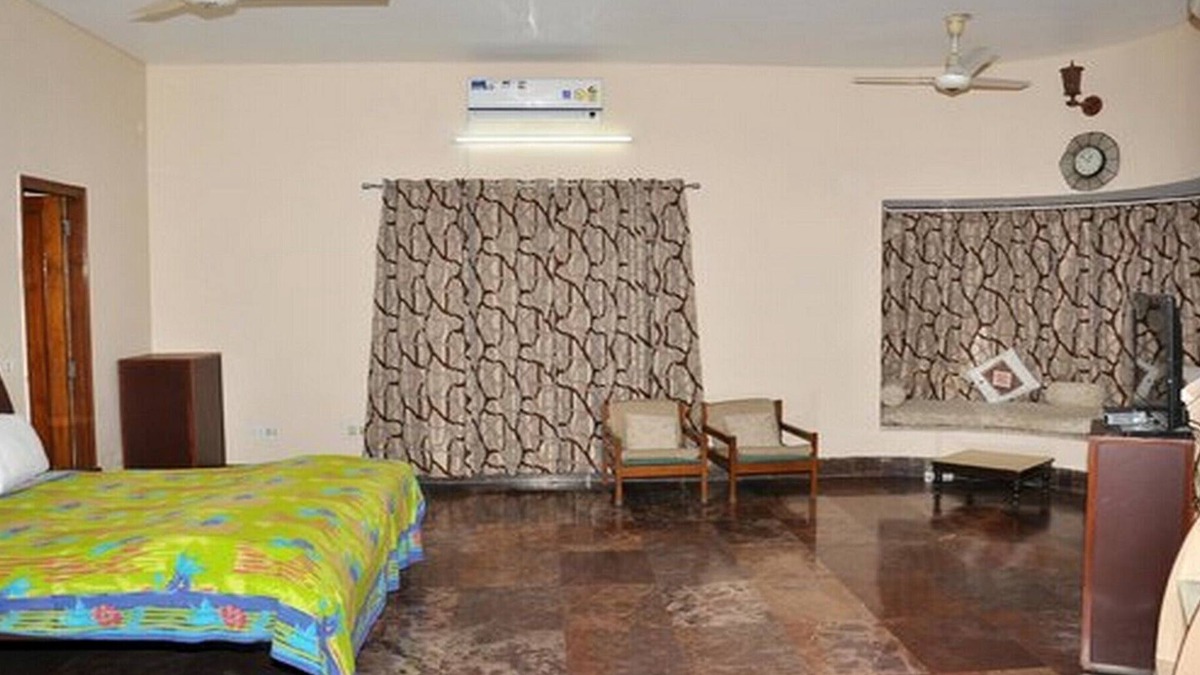 Adarsh Nagar House | Spacious room in a pleasant area