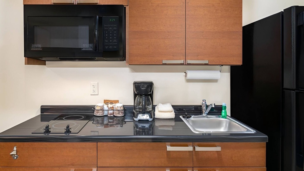 Berwick Hotel | Spacious Room w/Kitchenette for Families Traveling Near Adventureland Resort