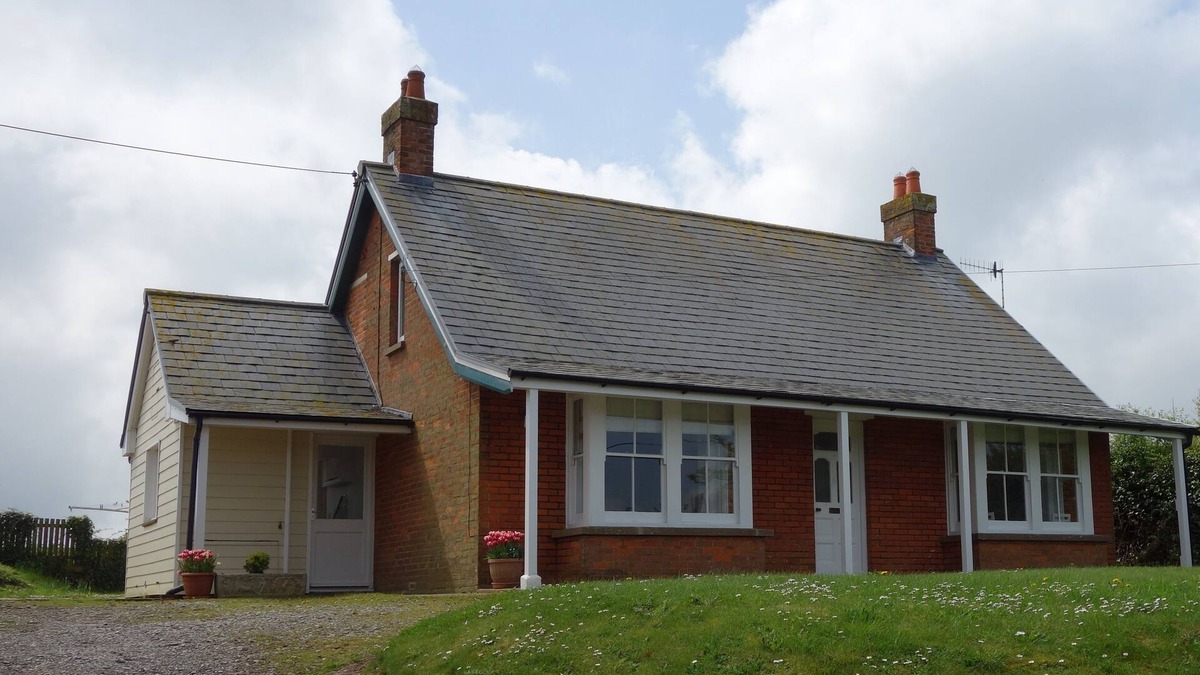 Yarmouth House | Spacious rural bungalow, disabled friendly, sleeps 2-10, 4 bedrms, 3 bathrooms.