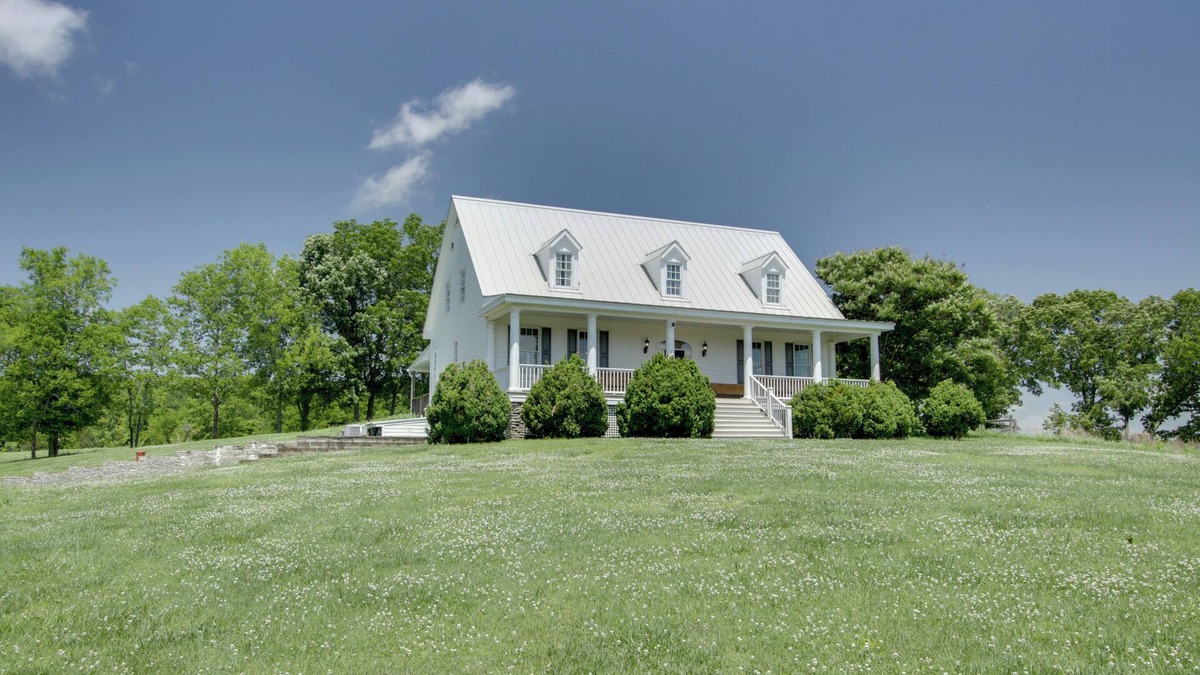 Lauderdale County House | Spacious Rural Getaway in Lexington w/Deck!