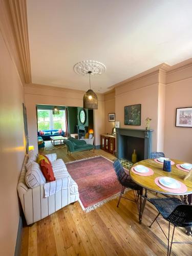 Chapeltown House | Spacious rustic chic 5 bedroom home with private patio in Leeds