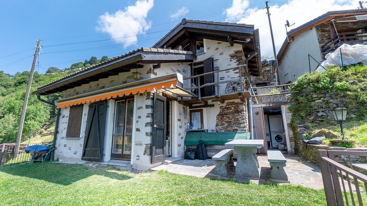 Gambarogno House | Spacious rustico in the Indemini Valley with a view of Lake Maggiore