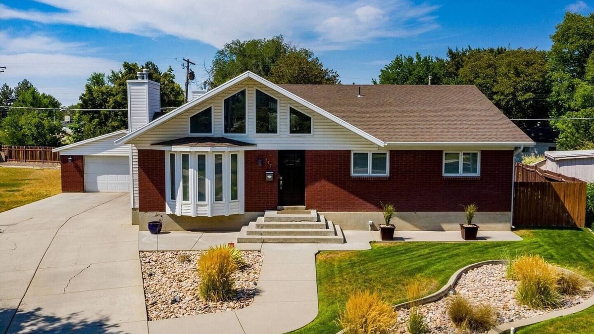 South Salt Lake House | Spacious Salt Lake Retreat with 3 Bed, 3 Bath, Private Pool, Garage Parking +
