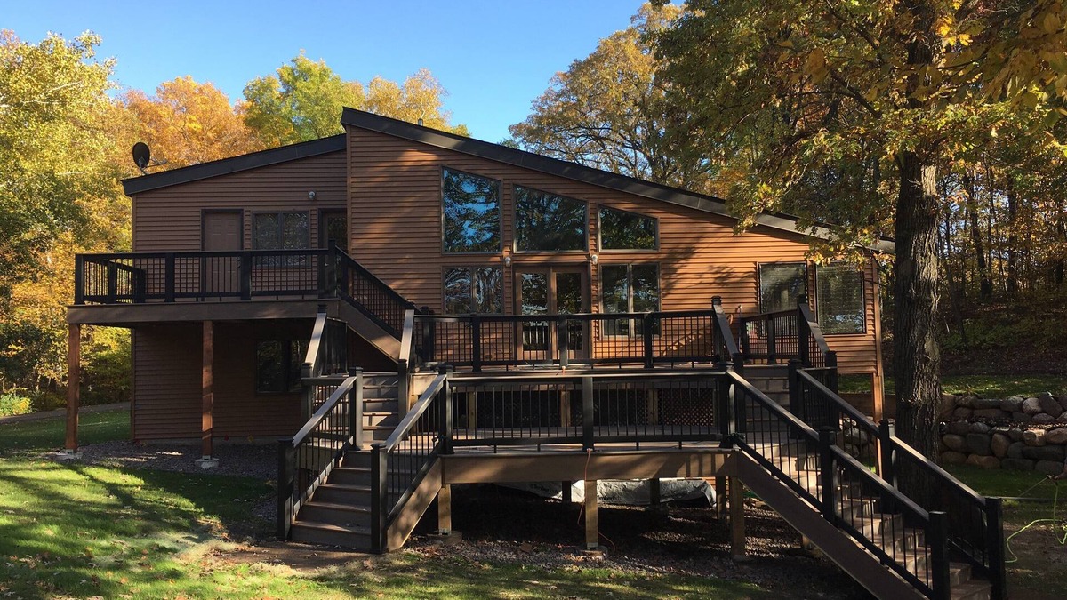 Lindstrom House | Spacious Secluded Lakehouse