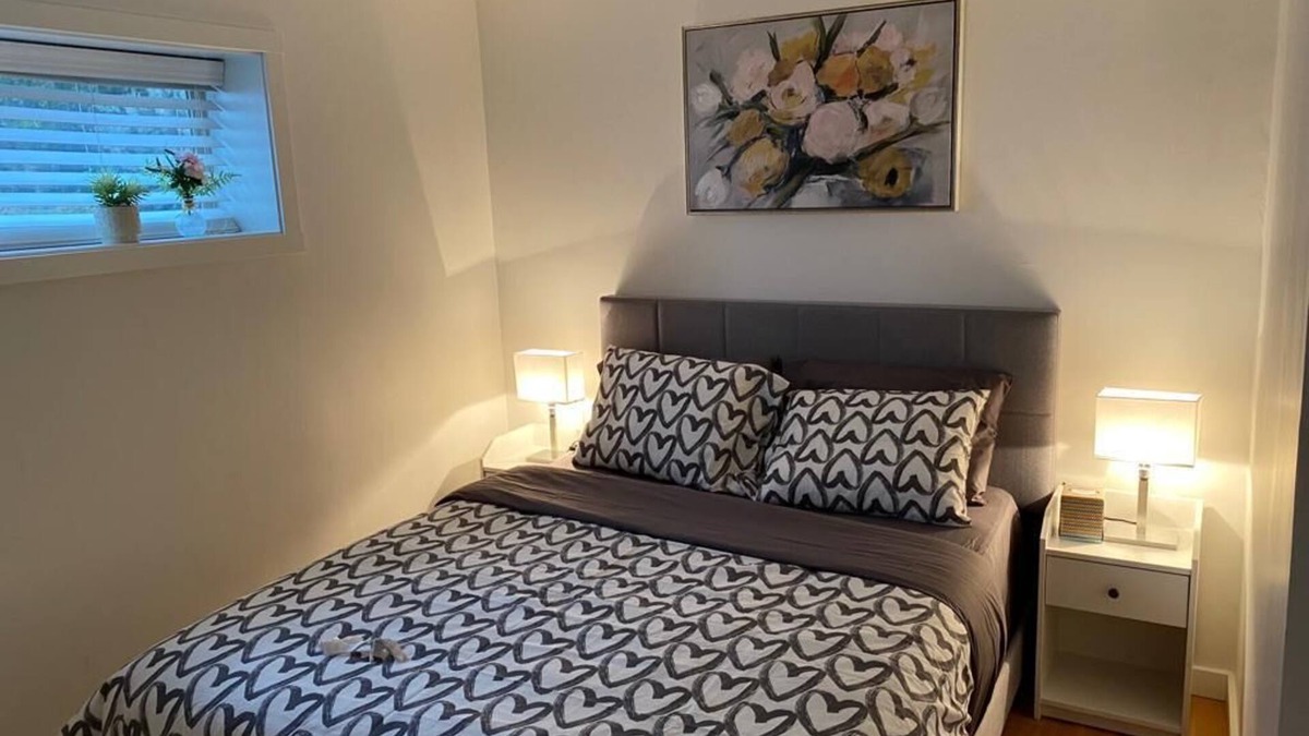 Departure Bay House | Spacious self contained one bedroom suite near departure bay beach