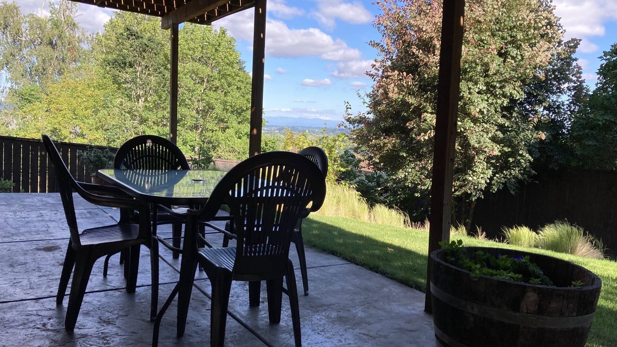 Dundee House | Spacious Single Party B&B – walking distance to downtown!