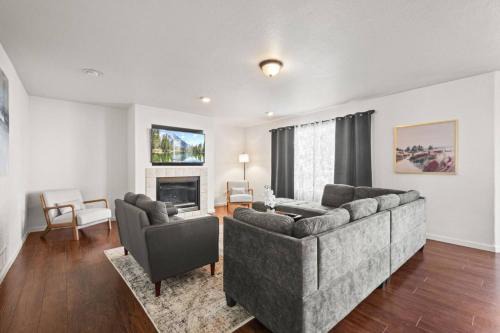 Longmont House | Spacious SIX Bedroom, Great Location