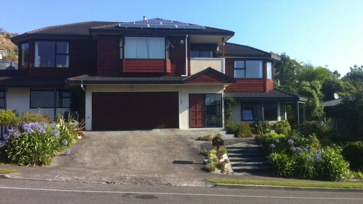 Tawa House | Spacious - Sleeps 5 plus baby and pets. Wonderful Views.