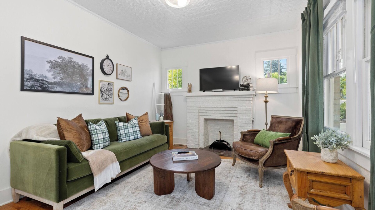 Edgewater House | Spacious Sloan’s Lake Stay - Luxury - Fire Pit - Dogs - EV - Bidet - Desks