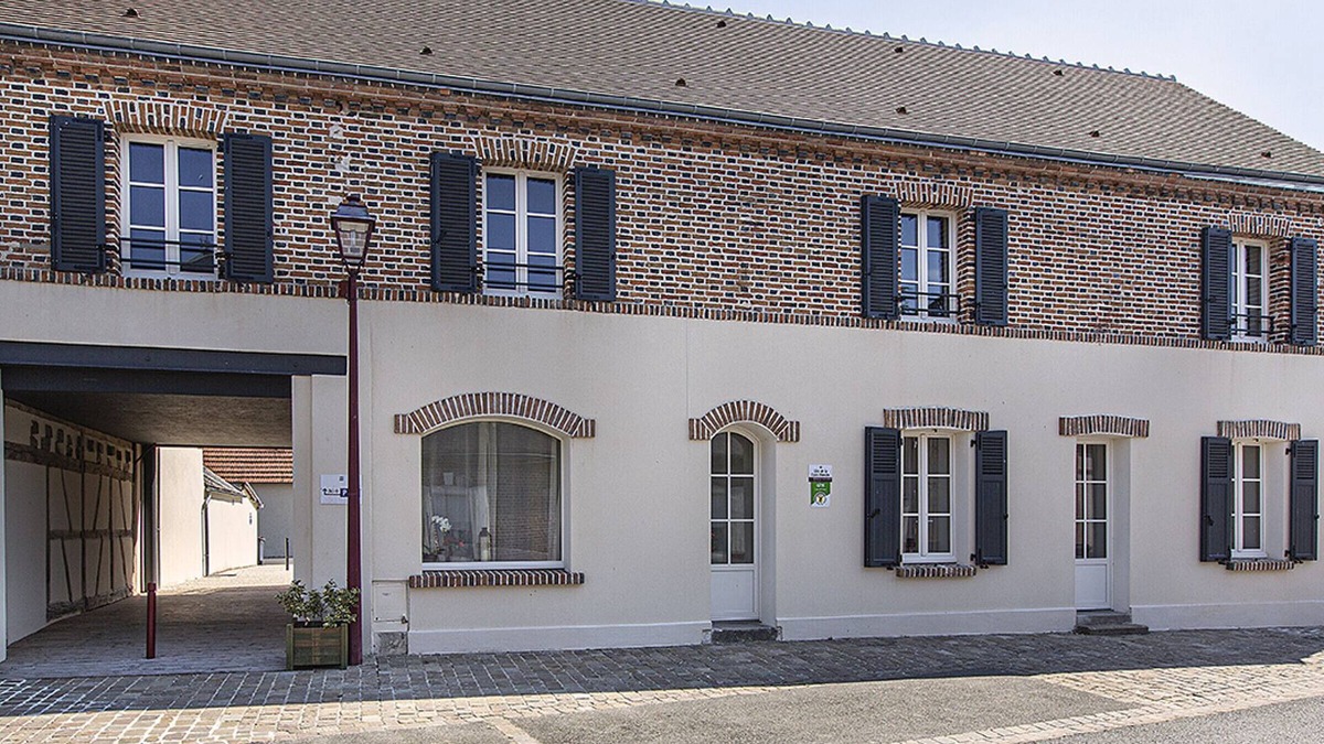 Marcilly-en-Gault Cottage | Spacious Sologne Retreat: Accessible, 5 En-Suite Bedrooms, Parking, BBQ, Pet-Friendly