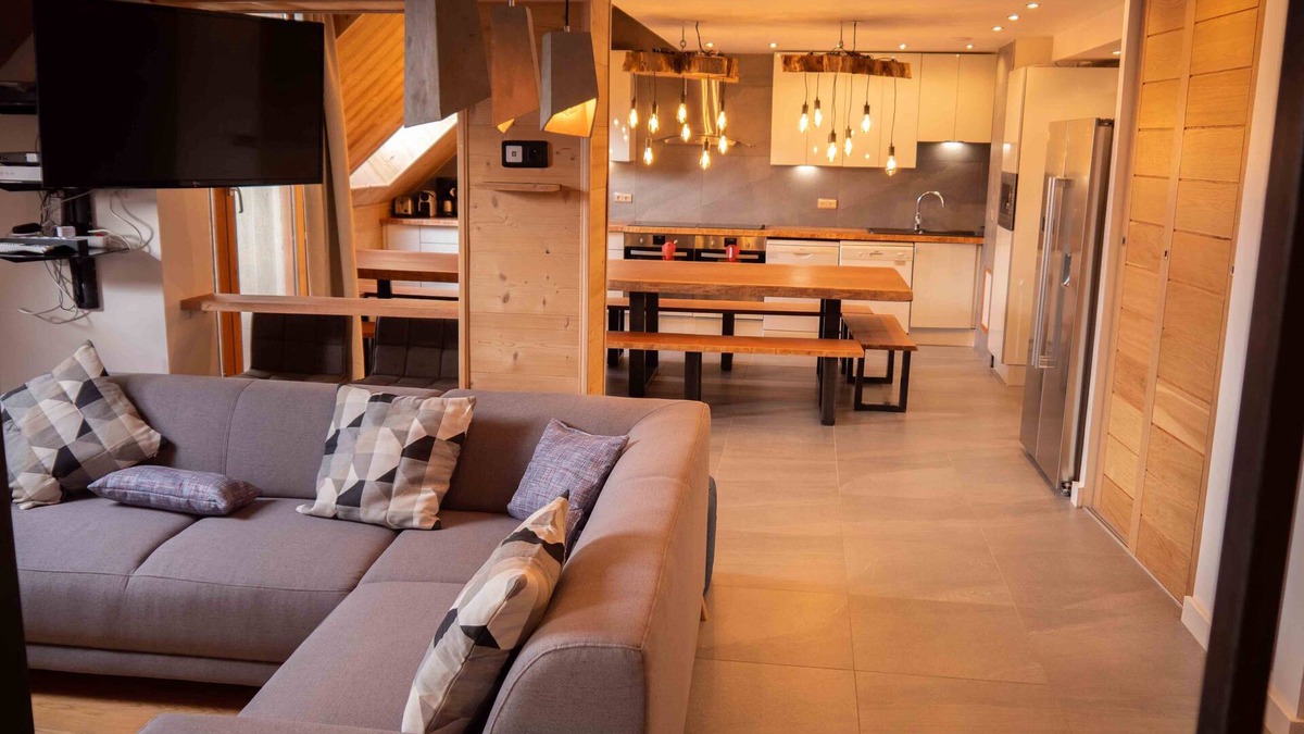 Les Deux Alpes Apartment | Spacious south facing ski apartment with WIFI, 6 bed/4bath duplex. Stunning view