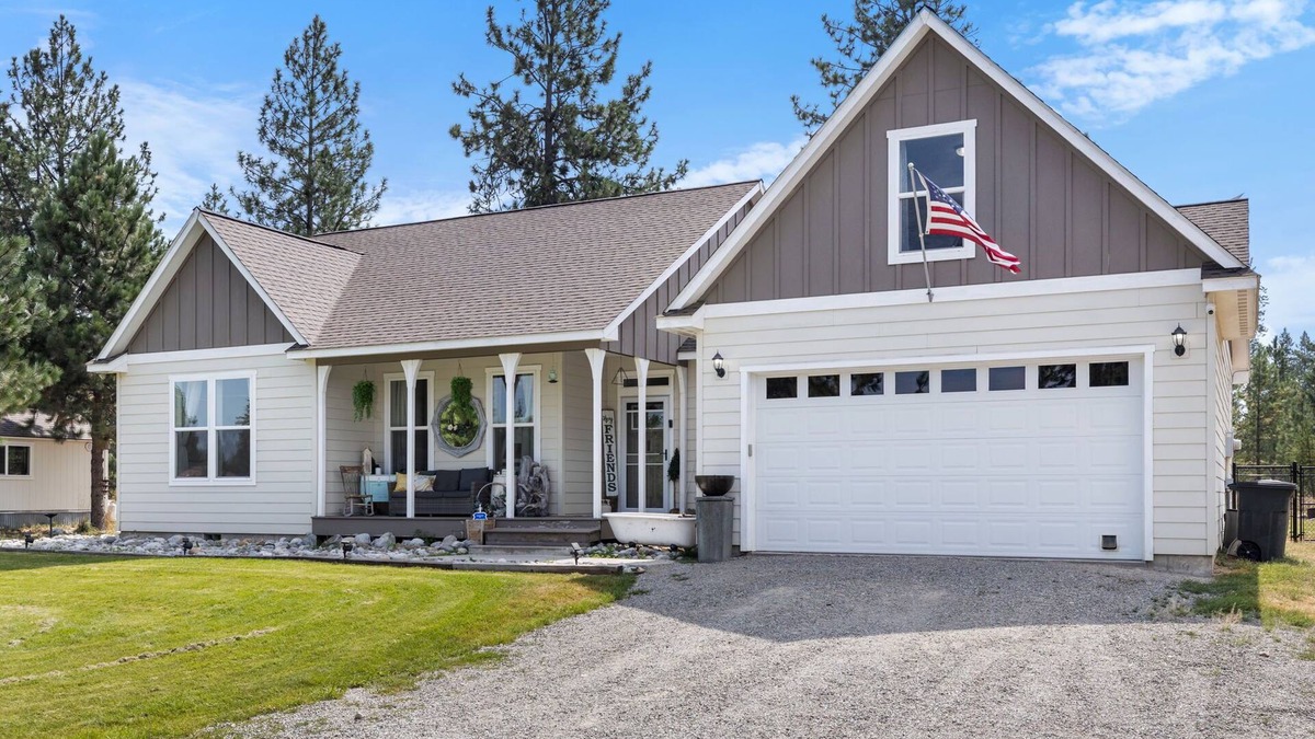 Bonner County House | Spacious Spirit Lake Family Retreat:7 beds, Hot Tub, Jetted Tub, Zipline & More!