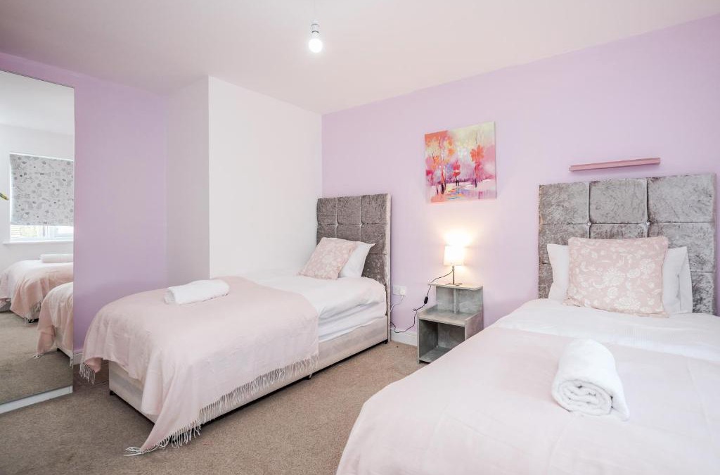 Stanford-le-Hope Apartment | Spacious Stay I 5 BDR House with Modern Amenities I Parking I WiFi