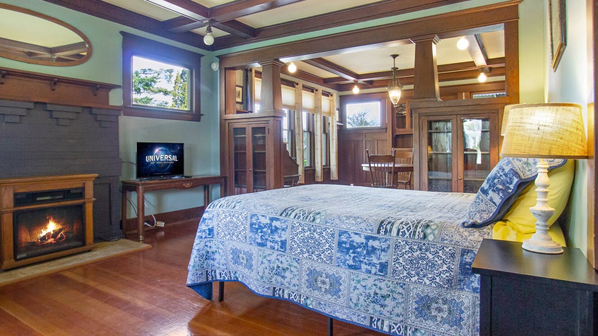 Friday Harbor Apartment | Spacious Studio Downtown! (Explorer's Suite)