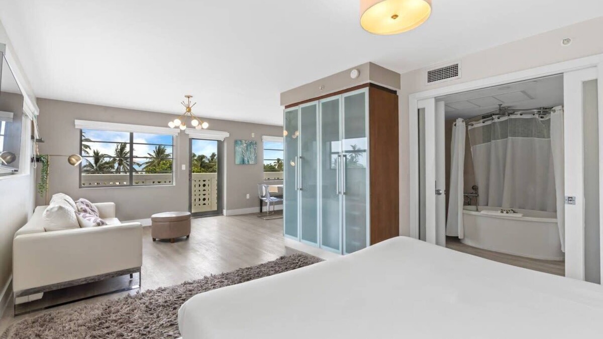 Miami Beach Condo | Spacious Studio with Roof Top Pool & Bar
