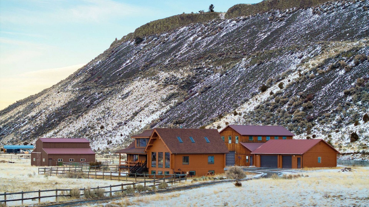 Emigrant House | SPACIOUS & Stunning 6-bedroom Log Cabin Home Great for Large Gatherings!