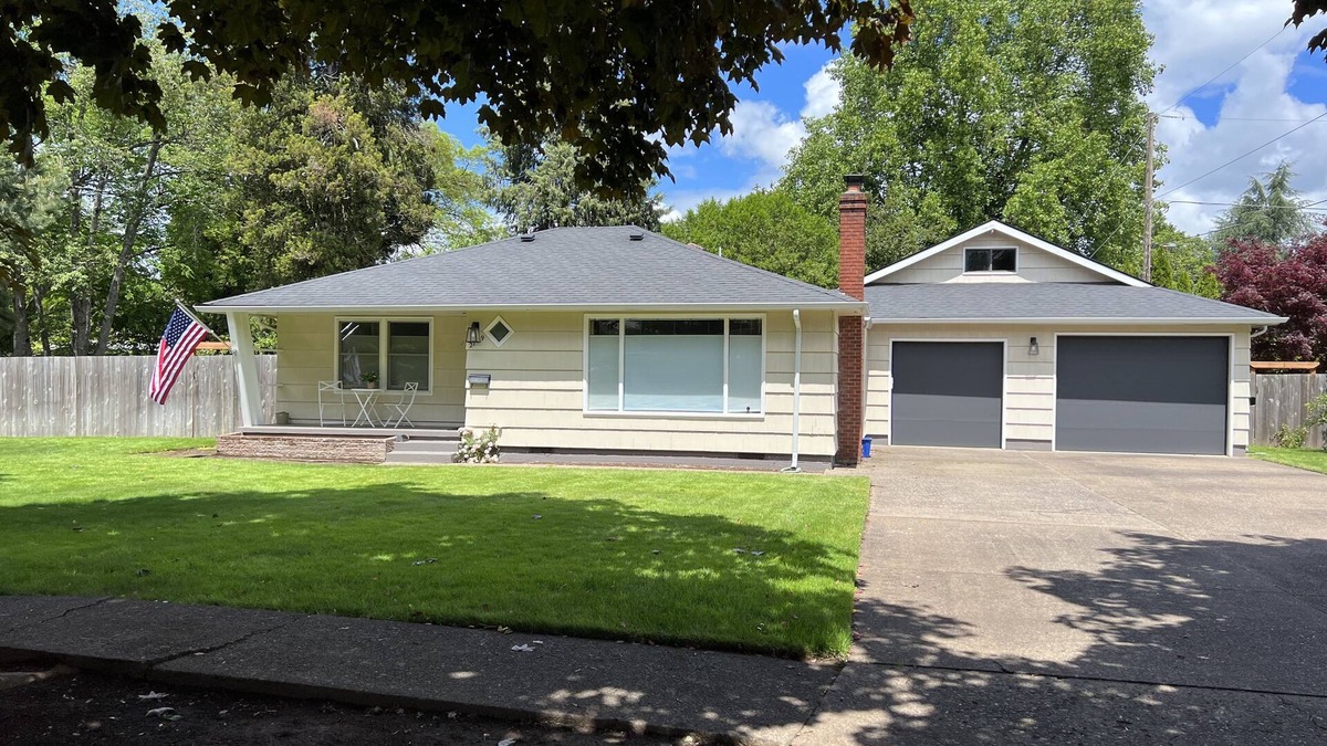 Harlow House | Spacious, Stylish, Quiet, Two Bedroom - Autzen/Oakway/Kid-Friendly